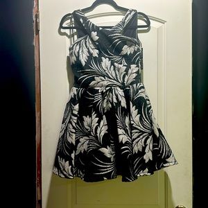 It’s in a size 14 in kids ,it has a wool like fabric and is a winter dress